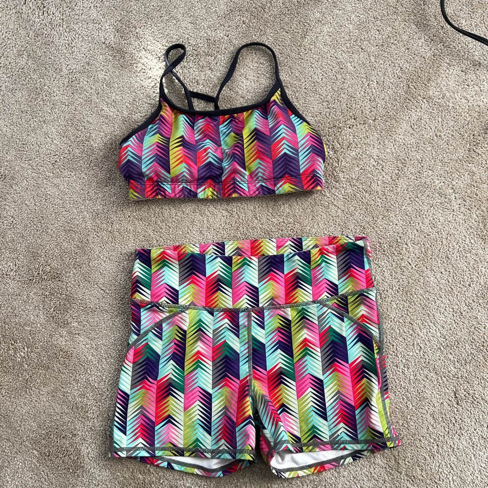 Fabletics sports bra + shorts set - chevron pattern